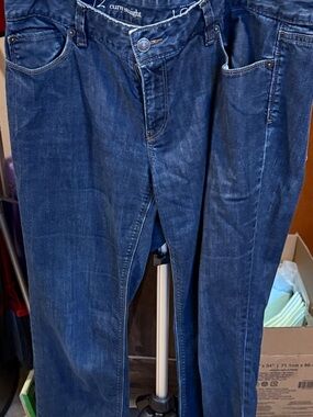LOFT Curvy Straight Denim Jeans in Faded Blue size 12/30
